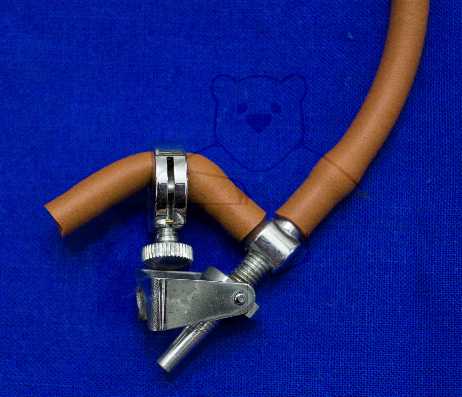 Bluttransfusion mit der Blutpumpe "Transfusex", Detailaufnahme eines Kanülenansatzes mit Ventil zum Füllen mit NaCl